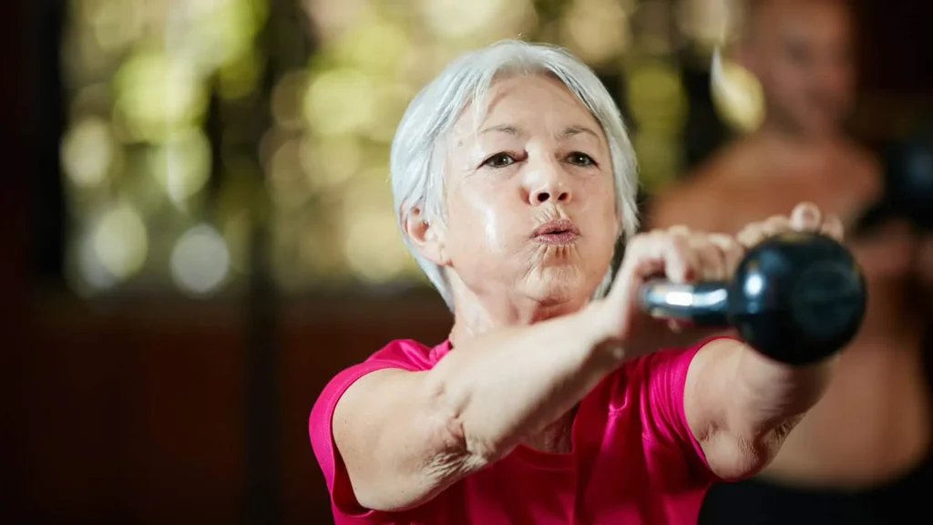 Toning Arms Without the Bulk: Is It Achievable? 1 Woman doing resistance band exercises for toned arms Earl Shilton